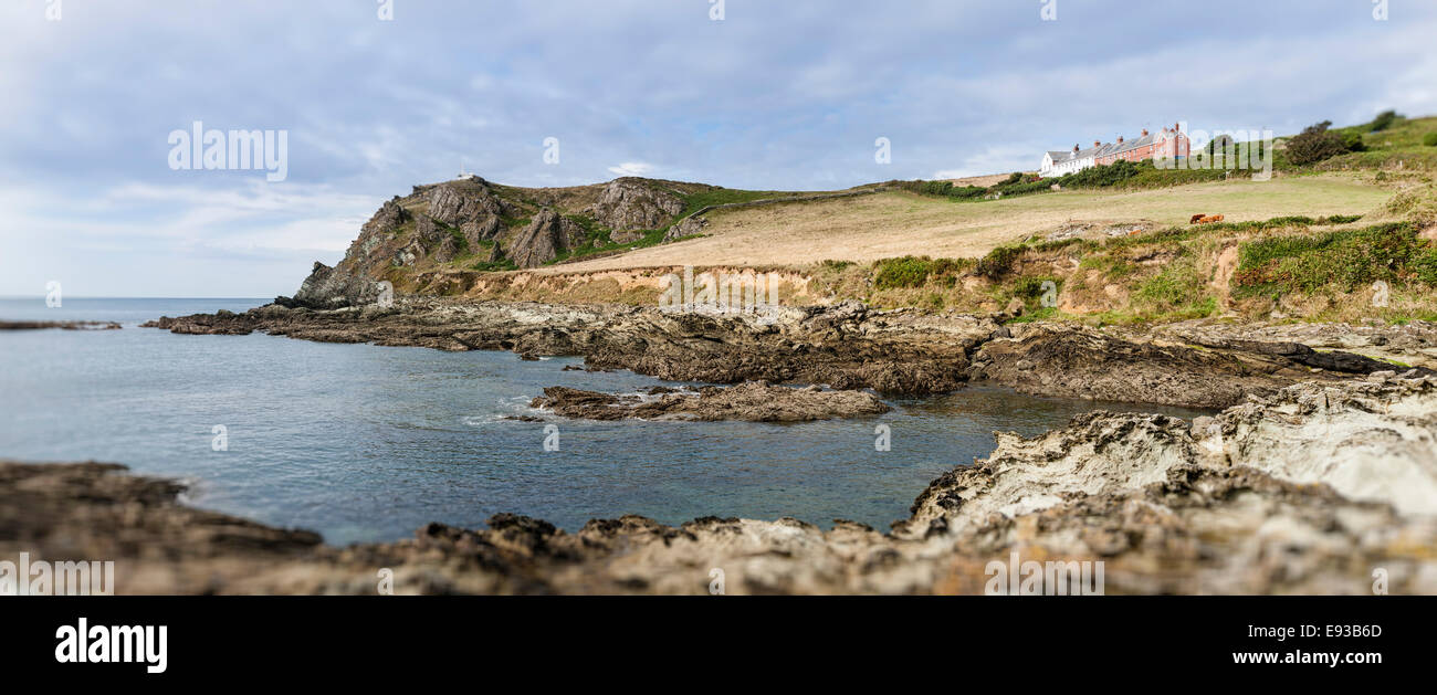 Vista del punto di Prawle, South Devon, con Prawle Point stazione di guardia costiera e punto Prawle Cottages Foto Stock