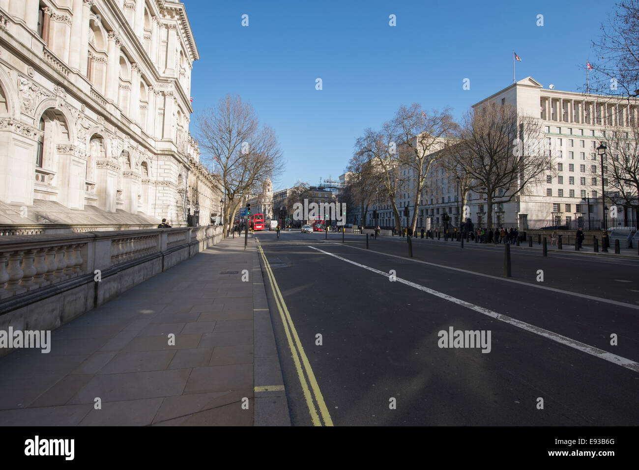 Vista di Whitehall a Londra centrale con il Ministero della Difesa edificio sulla destra Foto Stock