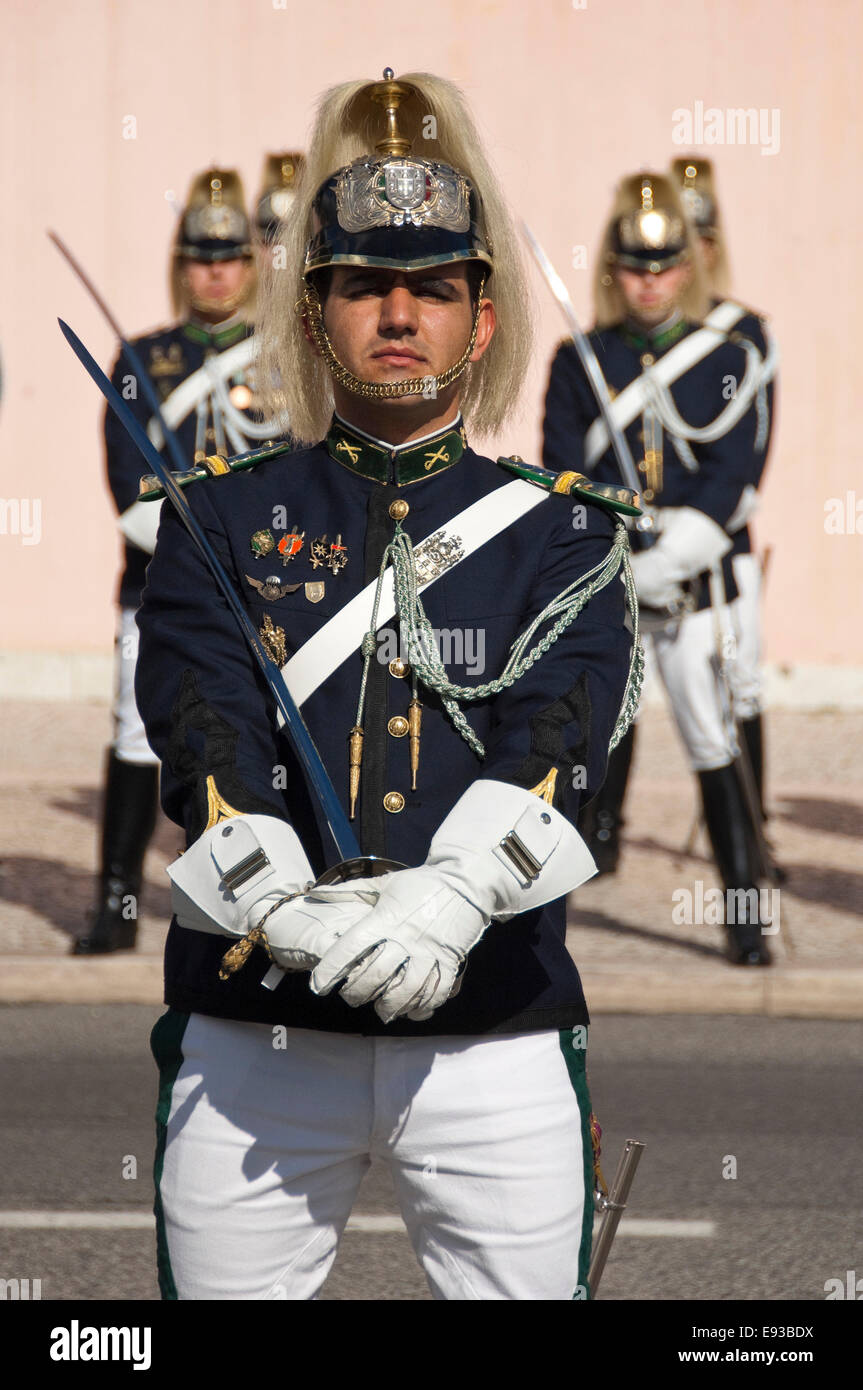 Ritratto verticale del cambio della guardia in Belem, Lisbona. Foto Stock