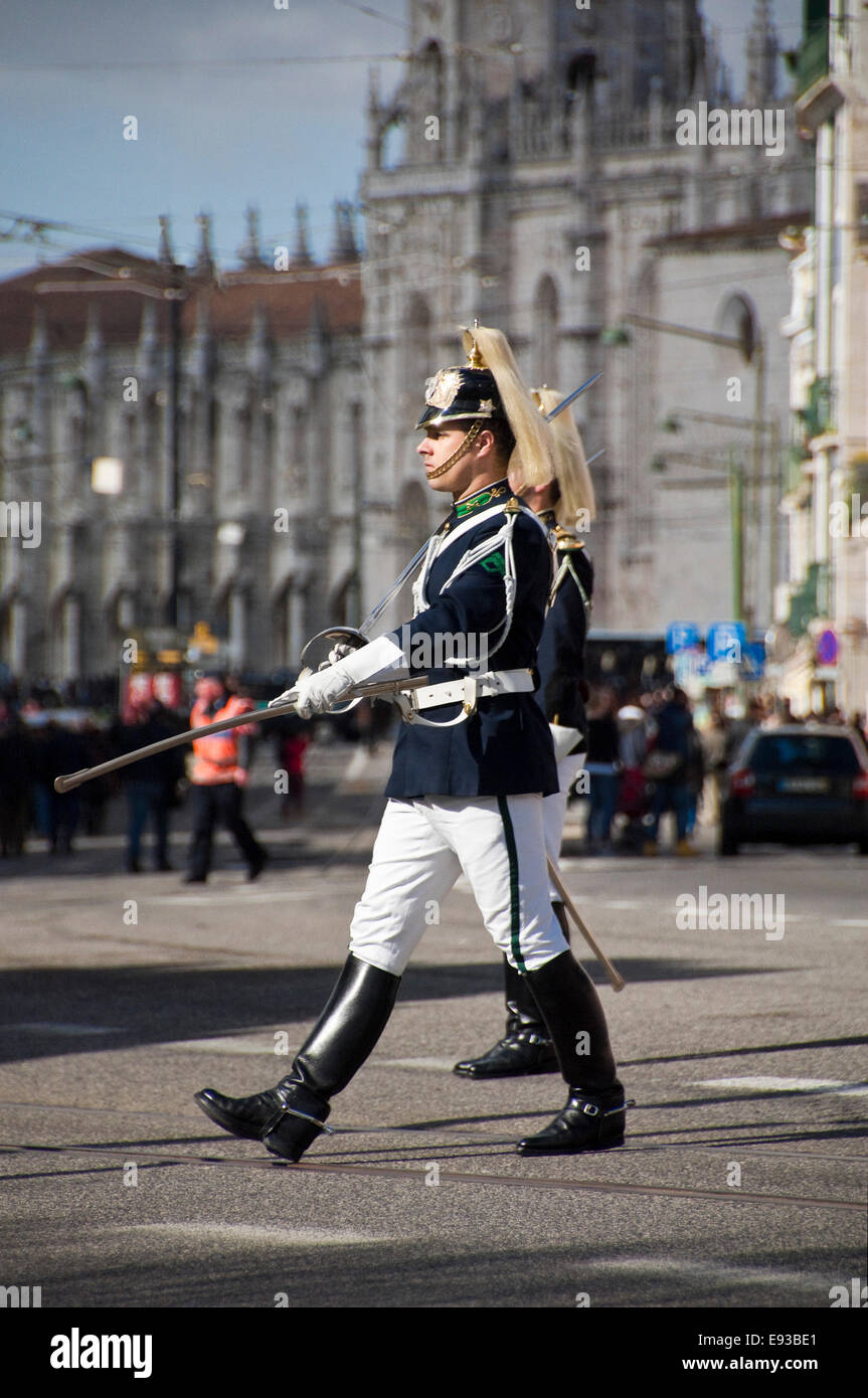 Ritratto verticale del cambio della guardia in Belem, Lisbona. Foto Stock
