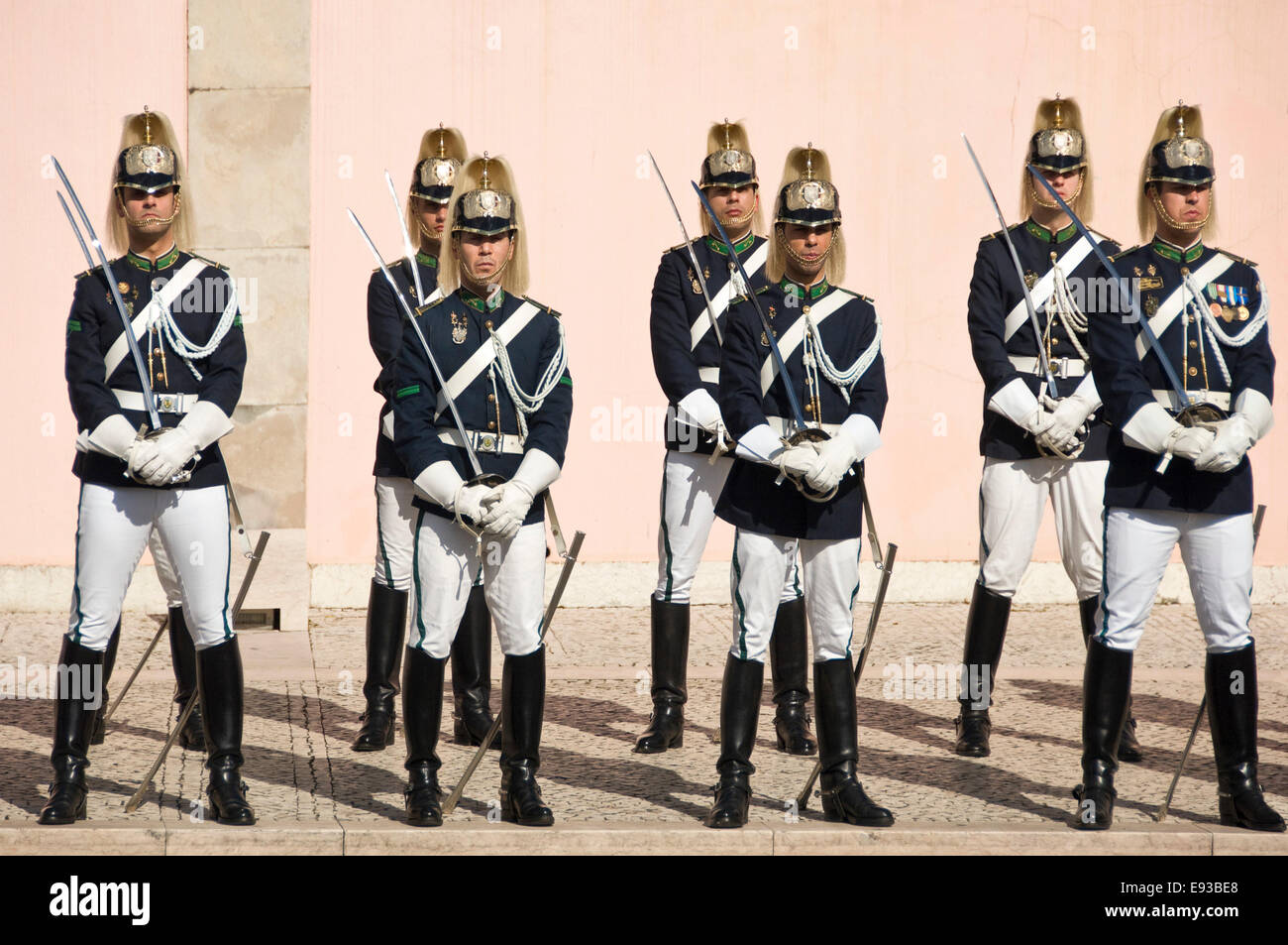 Orizzontale di street view di un reggimento al cambio della guardia in Belem, Lisbona Foto Stock