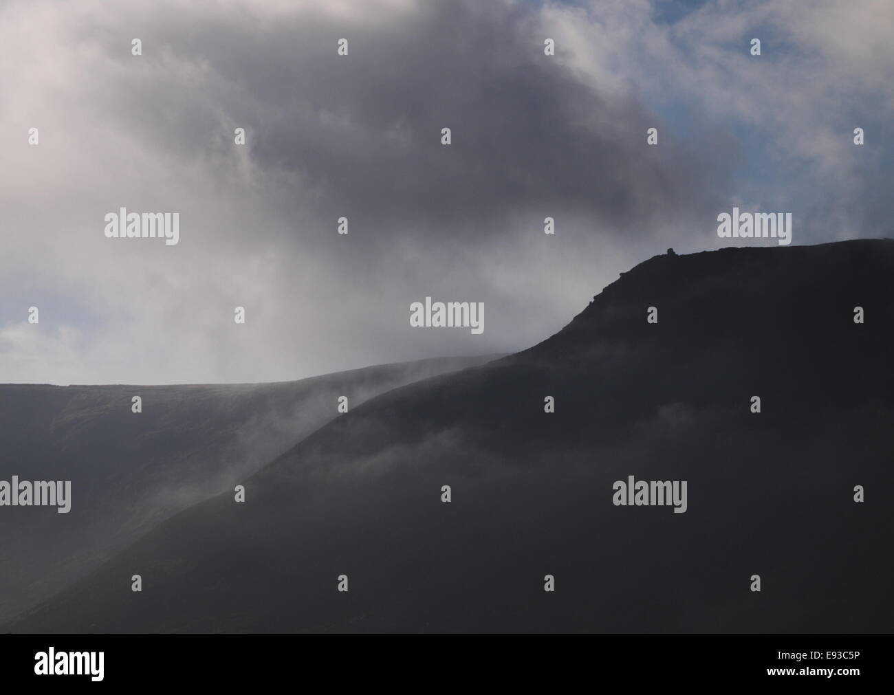 Nebbia di mattina su pietre stabile Brow da Binn Green Foto Stock