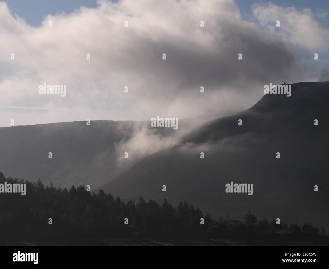 Nebbia di mattina su pietre stabile Brow da Binn Green Foto Stock