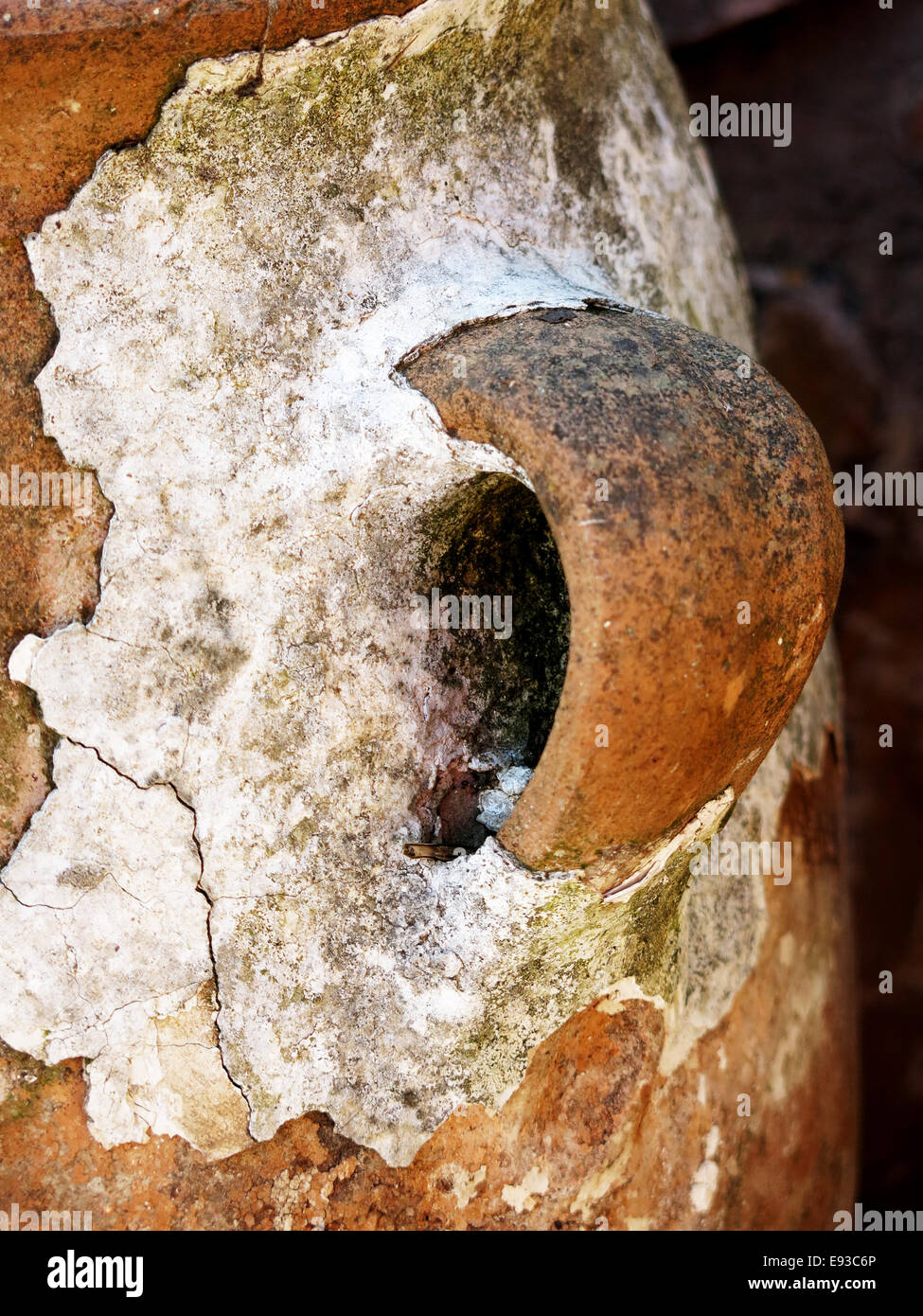 Dettaglio di un antico pentola di creta. (Manico) Foto Stock