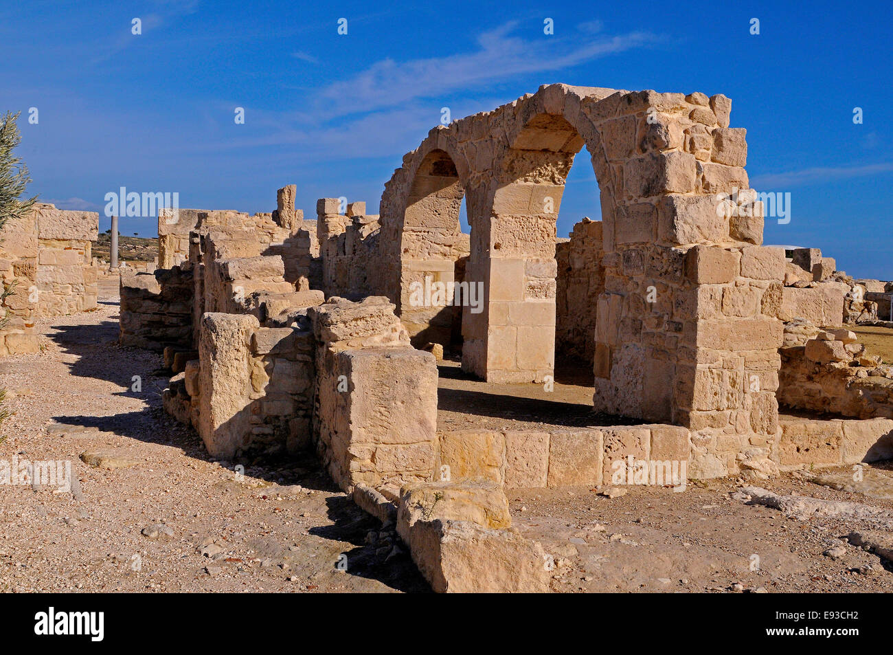 Le rovine dei Vescovi casa accanto alla casa di Achille a Kourion sito archeologico vicino a Limmasol in Cipro Foto Stock