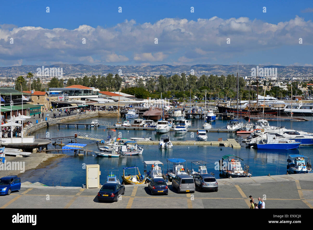 Un occupato estiva soleggiata giornata al Porto di Paphos Cipro Foto Stock