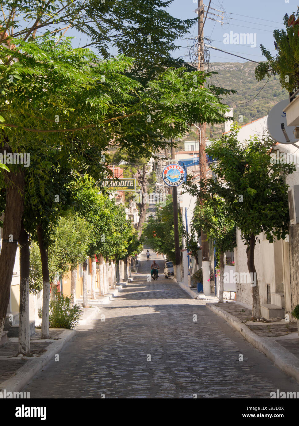 Pittoresca strada e ristorante segni nel mare del villaggio turistico di Pythagoreion sull isola di Samos in Grecia Foto Stock