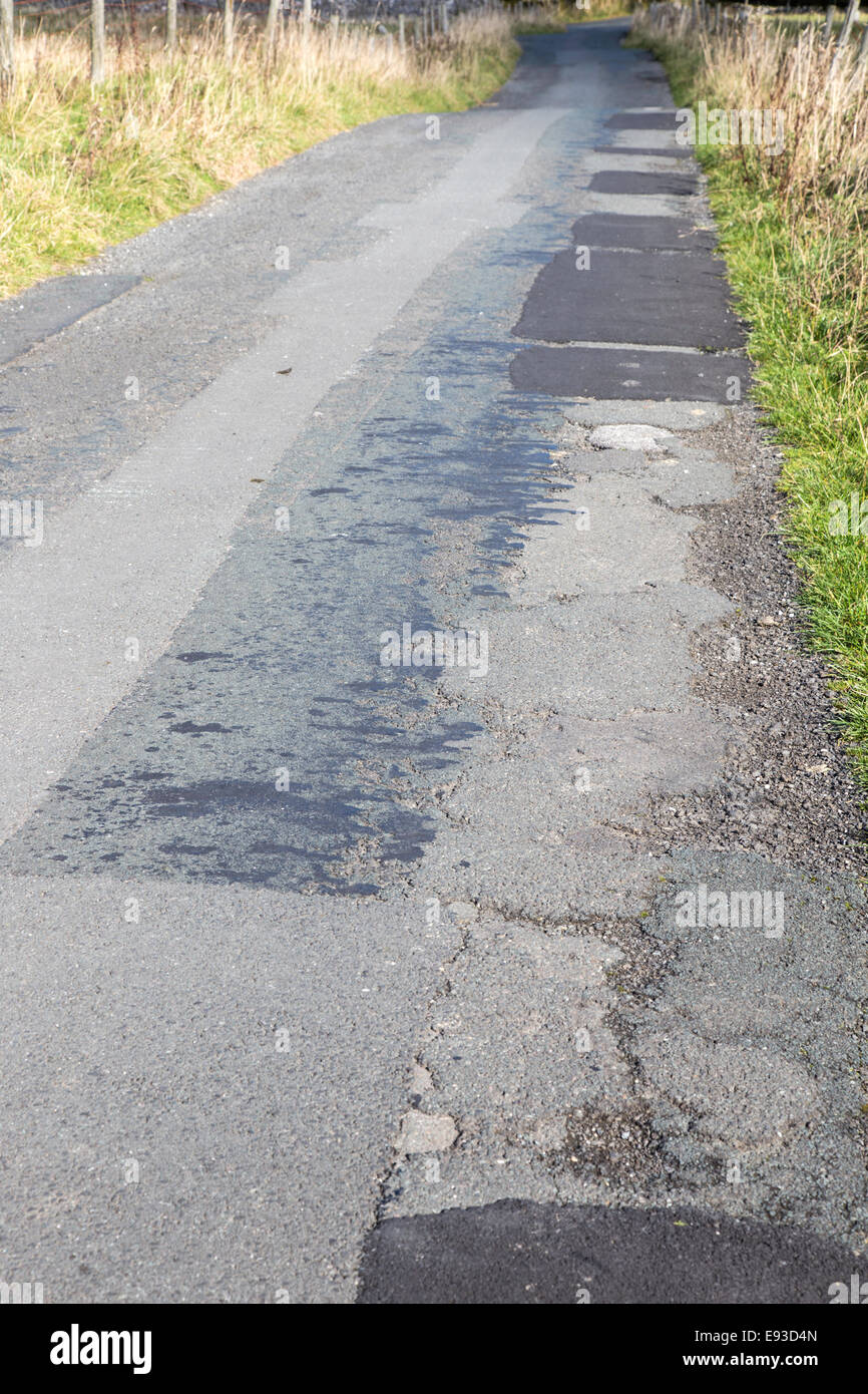 Un paese rurale lane con asfalto patch di riparazione, England, Regno Unito Foto Stock