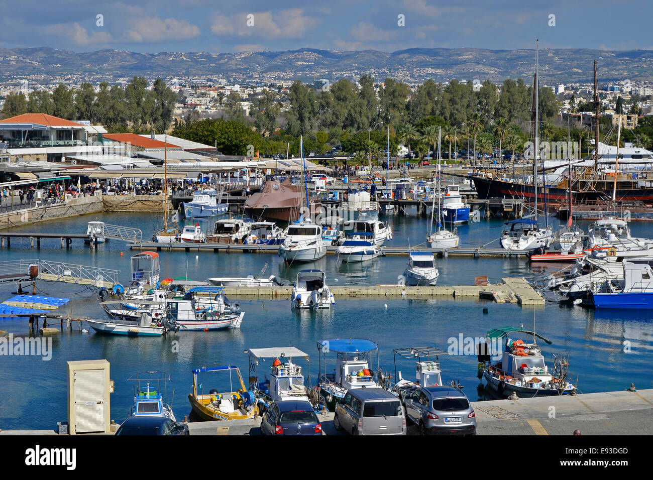 Il trafficato porto di Paphos su un giorno di estate Foto Stock