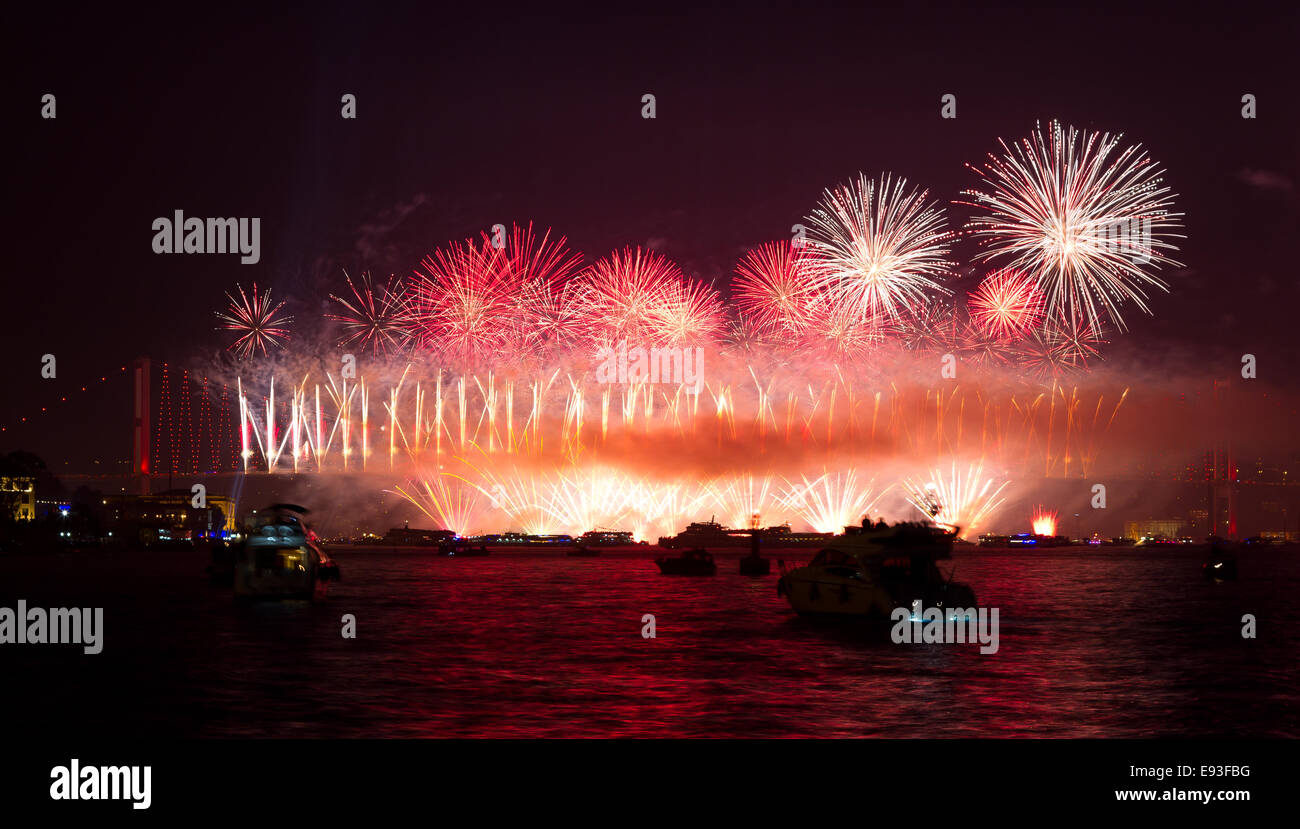 Fuochi d'artificio dal ponte sul Bosforo, Istanbul, Turchia Foto Stock
