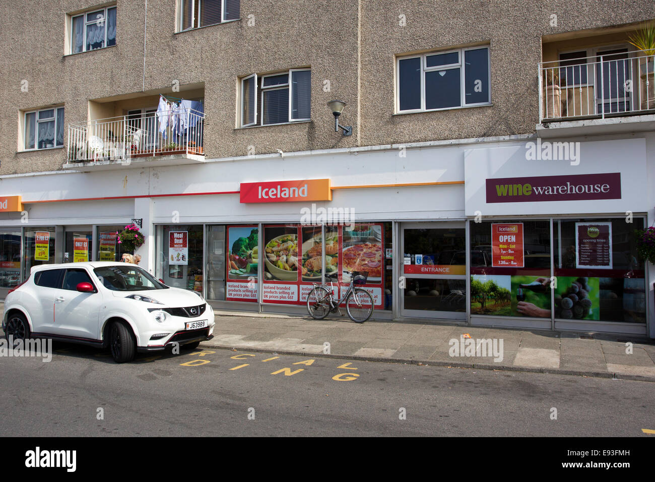 Islanda surgelati vino negozio magazzino Parade negozi negozi di shopping piccoli negozi a Saint Brelade Foto Stock