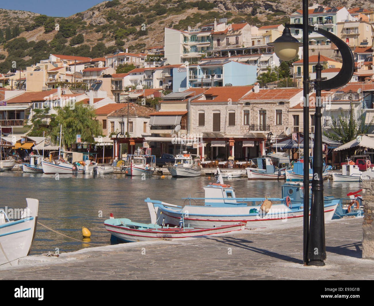 Barche da pesca nel porto di Pythagorino nell isola di Samos in Grecia. Estate, sole, colori e idilliaco Impressioni estate Foto Stock