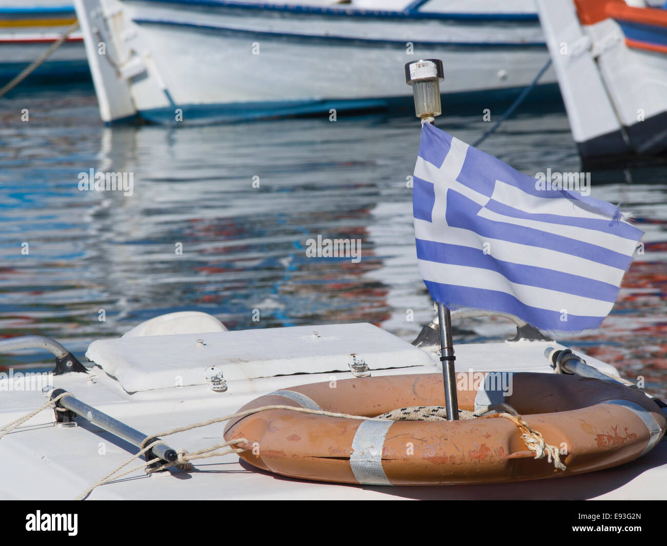 Sbiadita bandiera greca su una barca da pesca nel porto di Pythagorion a Samos in Grecia. Foto Stock