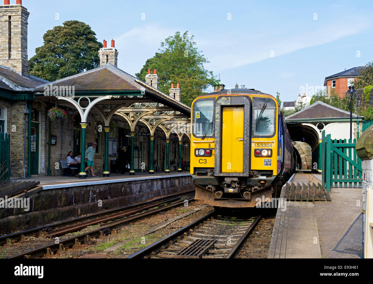 In treno in Knarsborough stazione ferroviaria, North Yorkshire, Inghilterra, Regno Unito Foto Stock