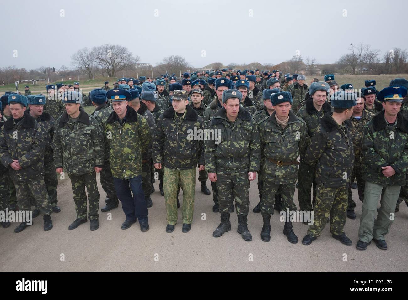 Circa 200 ucraino aviatori disarmati circondato da pro-le truppe russe a belbek airbase vicino a Sevastopol, Crimea, Ucraina Foto Stock