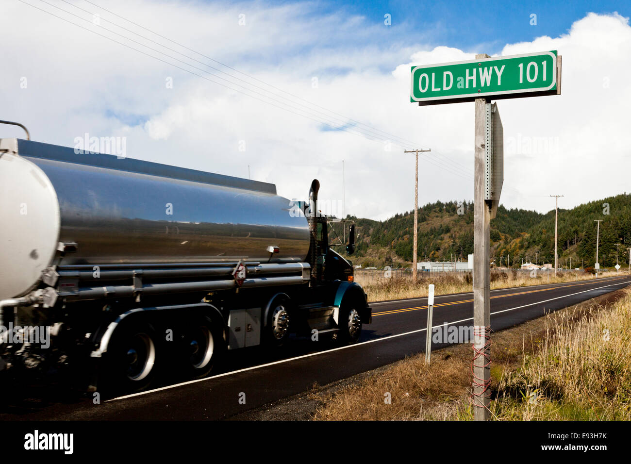 Un carrello aziona con un cartello stradale sulla Highway 101 Oregon USA Foto Stock