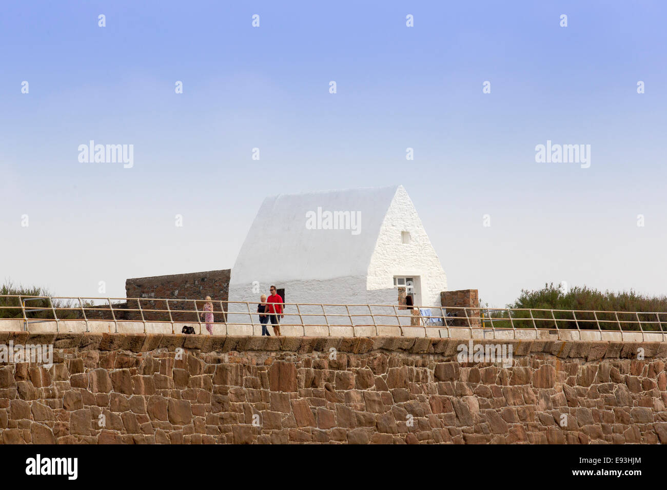 Le Don mare Hilton St Ouen bay e la casa bianca il National Trust for Jersey Foto Stock