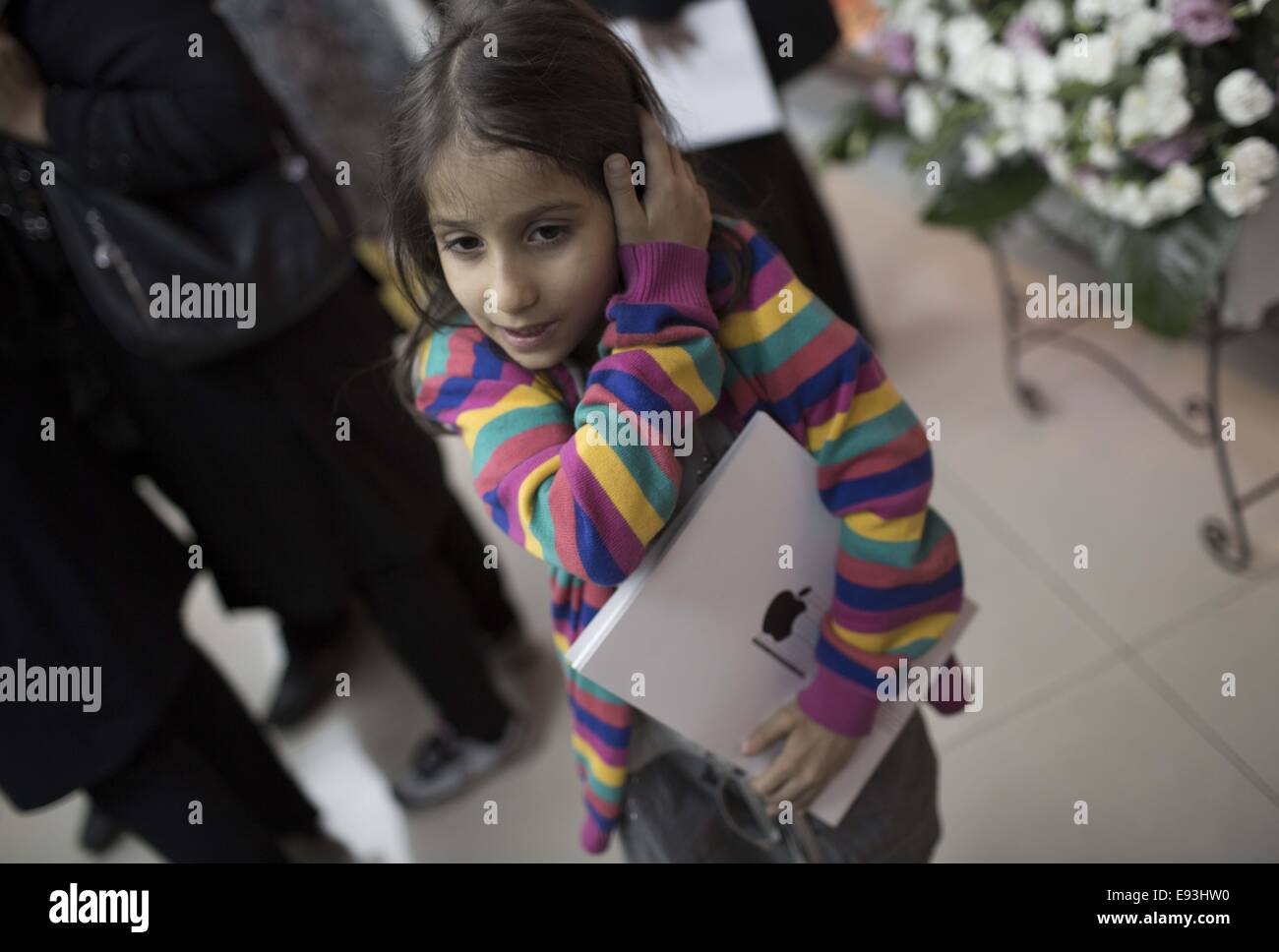 Tehran, Iran. Xvi oct, 2014. Ottobre 16, 2014 - Teheran, Iran - Il governo iraniano giovane ragazza che trasportano un Apple catalogo prodotti durante una cerimonia di apertura per un Apple Store, denominato primo funzionario iraniano Apple Store, nel nord di Teheran. Vaghaye Gostar far è la società iraniana con certificato dall Iran del Ministero dell' industria, miniera ed il commercio di importazione NEGLI STATI UNITI I prodotti Apple per l'Iran. Foto Stock