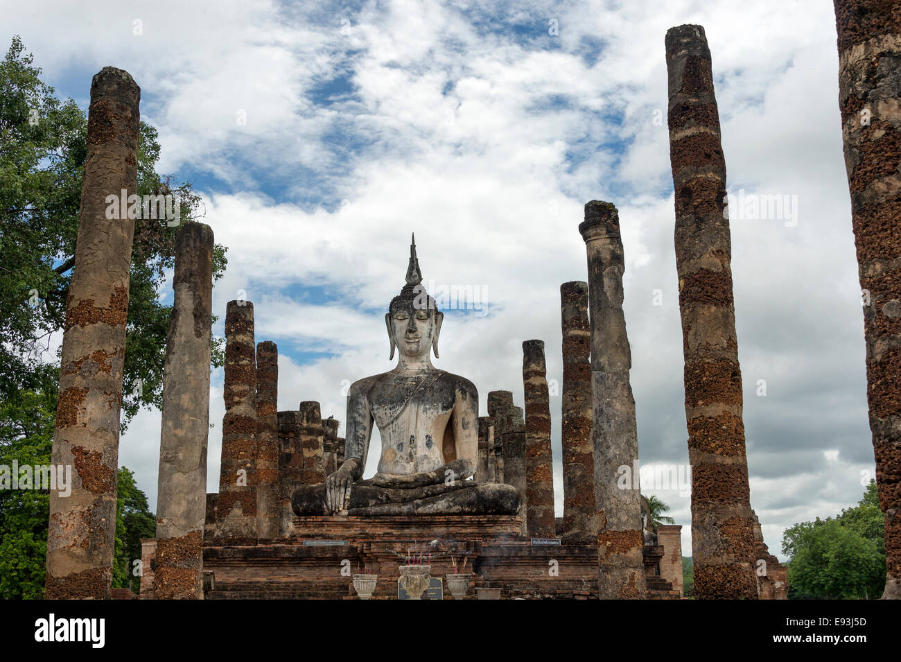 Rovine di Wat Mahathat in Sukhothai Historical Park, Thailandia Foto Stock