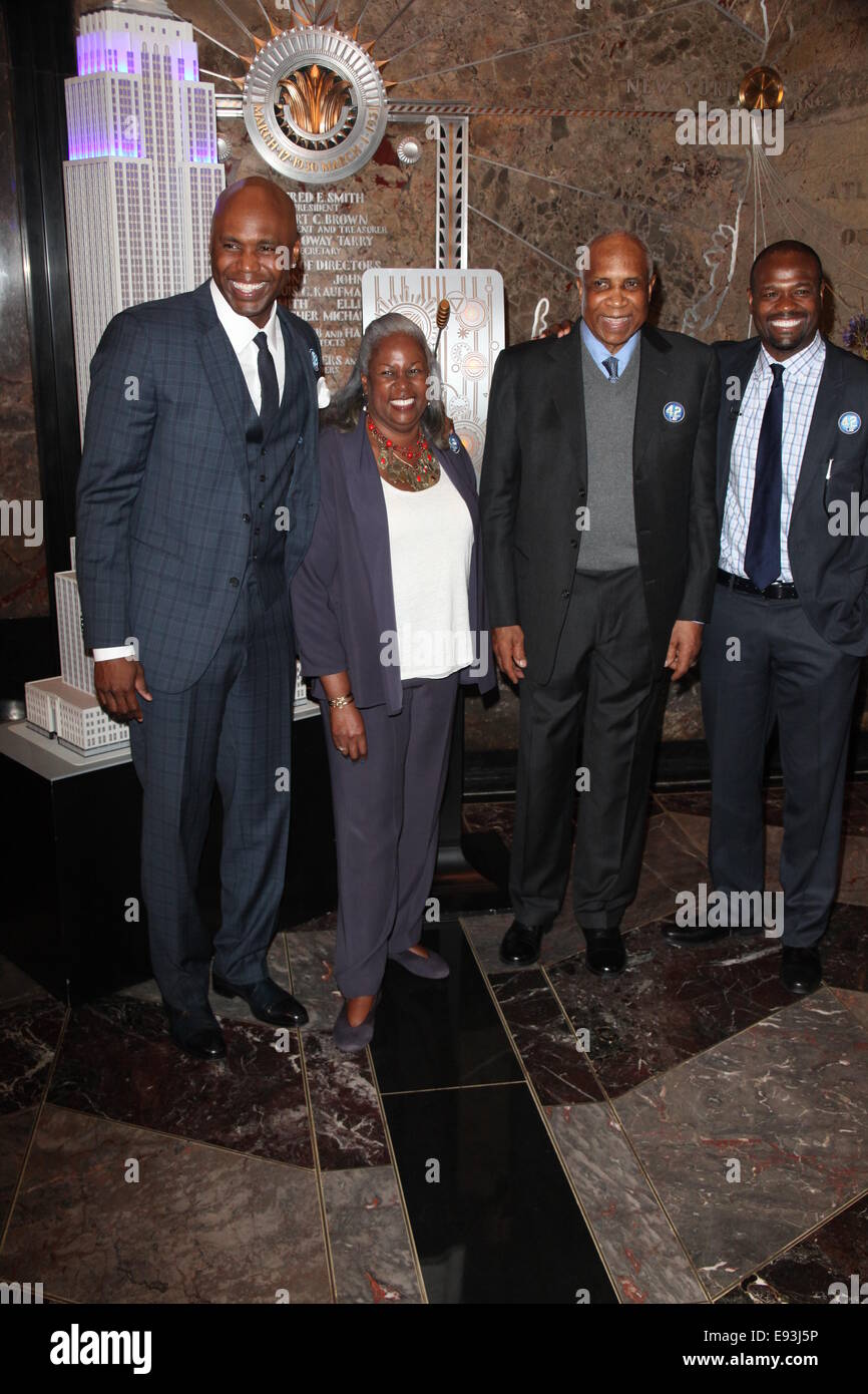 Baseball Hall of Famer Frank Robinson, Jackie Robinson la figlia Sharon Robinson e MLB della rete Harold Reyolds e Cliff Floyd luce l'Empire State Building Dodger blu in onore di Jackie Robinson Day con: Cliff Floyd,Sharon Robinson,Frank Robinson,Harold Reynolds dove: la città di New York, New York, Stati Uniti quando: 15 Apr 2014 Foto Stock Baseball Hall of Famer Frank Robinson, Jackie Robinson la figlia Sharon Robinson e MLB della rete Harold Reyolds e Cliff Floyd luce l'Empire State Building Dodger blu in onore di Jackie Robinson Day con: Cliff Floyd,Sharon Robinson,Frank Robinson,Harold Reynolds dove: la città di New York, New York, Stati Uniti quando: 15 Apr 2014 Foto Stock