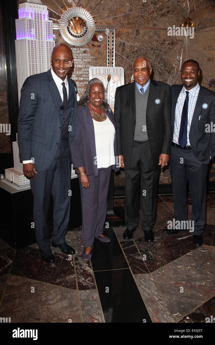 Baseball Hall of Famer Frank Robinson, Jackie Robinson la figlia Sharon Robinson e MLB della rete Harold Reyolds e Cliff Floyd luce l'Empire State Building Dodger blu in onore di Jackie Robinson Day con: Cliff Floyd,Sharon Robinson,Frank Robinson,Harold Reynolds dove: la città di New York, New York, Stati Uniti quando: 15 Apr 2014 Foto Stock Baseball Hall of Famer Frank Robinson, Jackie Robinson la figlia Sharon Robinson e MLB della rete Harold Reyolds e Cliff Floyd luce l'Empire State Building Dodger blu in onore di Jackie Robinson Day con: Cliff Floyd,Sharon Robinson,Frank Robinson,Harold Reynolds dove: la città di New York, New York, Stati Uniti quando: 15 Apr 2014 Foto Stock