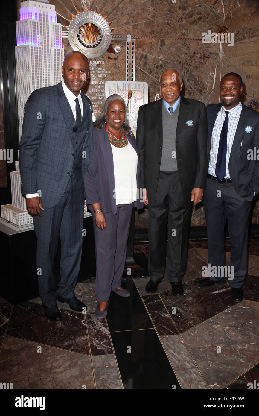 Baseball Hall of Famer Frank Robinson, Jackie Robinson la figlia Sharon Robinson e MLB della rete Harold Reyolds e Cliff Floyd luce l'Empire State Building Dodger blu in onore di Jackie Robinson Day con: Cliff Floyd,Sharon Robinson,Frank Robinson,Harold Reynolds dove: la città di New York, New York, Stati Uniti quando: 15 Apr 2014 Foto Stock Baseball Hall of Famer Frank Robinson, Jackie Robinson la figlia Sharon Robinson e MLB della rete Harold Reyolds e Cliff Floyd luce l'Empire State Building Dodger blu in onore di Jackie Robinson Day con: Cliff Floyd,Sharon Robinson,Frank Robinson,Harold Reynolds dove: la città di New York, New York, Stati Uniti quando: 15 Apr 2014 Foto Stock