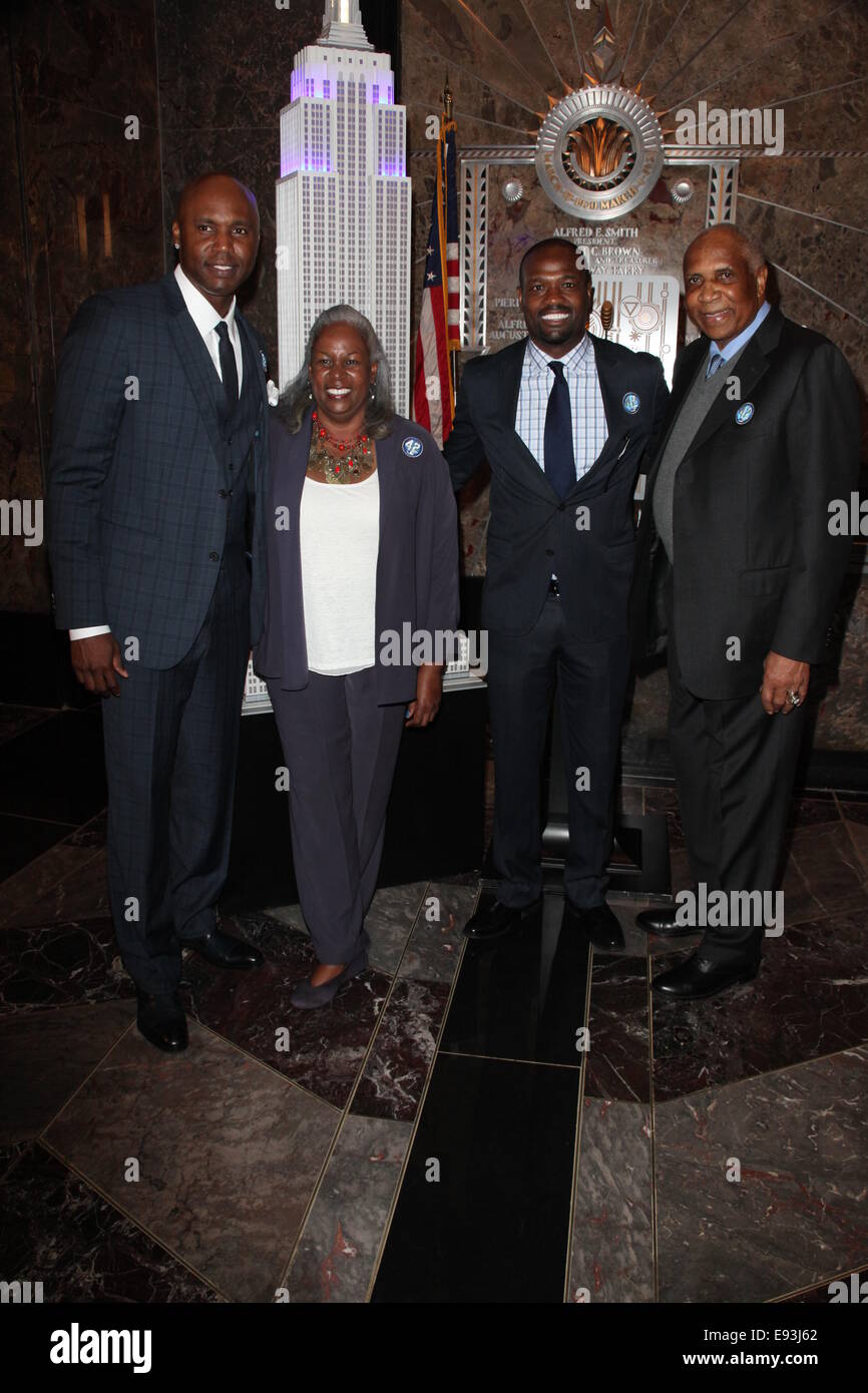 Baseball Hall of Famer Frank Robinson, Jackie Robinson la figlia Sharon Robinson e MLB della rete Harold Reyolds e Cliff Floyd luce l'Empire State Building Dodger blu in onore di Jackie Robinson Day con: Cliff Floyd,Sharon Robinson,Harold Reynolds,Frank Robinson dove: la città di New York, New York, Stati Uniti quando: 15 Apr 2014 Foto Stock Baseball Hall of Famer Frank Robinson, Jackie Robinson la figlia Sharon Robinson e MLB della rete Harold Reyolds e Cliff Floyd luce l'Empire State Building Dodger blu in onore di Jackie Robinson Day con: Cliff Floyd,Sharon Robinson,Harold Reynolds,Frank Robinson dove: la città di New York, New York, Stati Uniti quando: 15 Apr 2014 Foto Stock