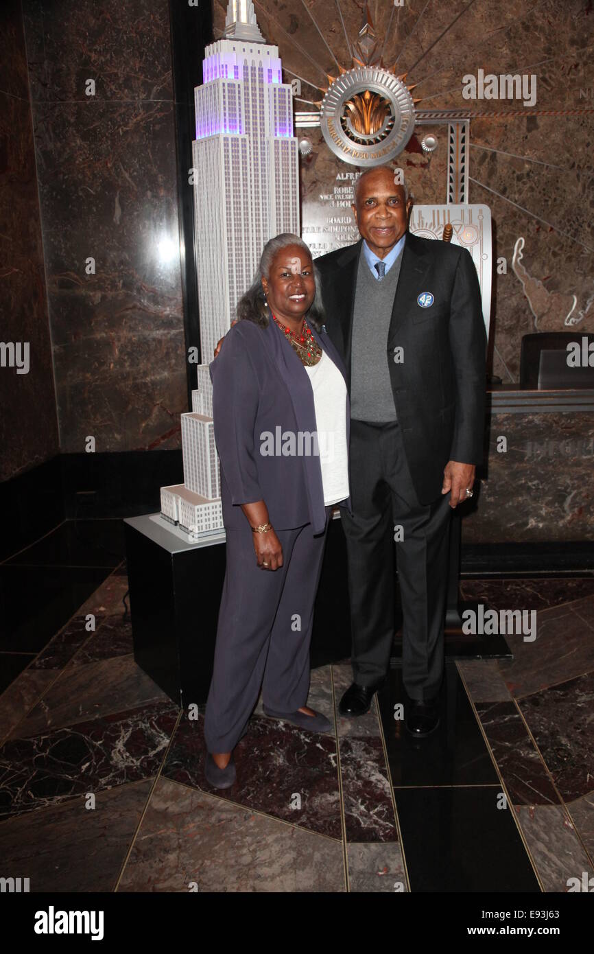 Baseball Hall of Famer Frank Robinson, Jackie Robinson la figlia Sharon Robinson e MLB della rete Harold Reyolds e Cliff Floyd luce l'Empire State Building Dodger blu in onore di Jackie Robinson Day con: Sharon Robinson,Frank Robinson dove: la città di New York, New York, Stati Uniti quando: 15 Apr 2014 Foto Stock Baseball Hall of Famer Frank Robinson, Jackie Robinson la figlia Sharon Robinson e MLB della rete Harold Reyolds e Cliff Floyd luce l'Empire State Building Dodger blu in onore di Jackie Robinson Day con: Sharon Robinson,Frank Robinson dove: la città di New York, New York, Stati Uniti quando: 15 Apr 2014 Foto Stock