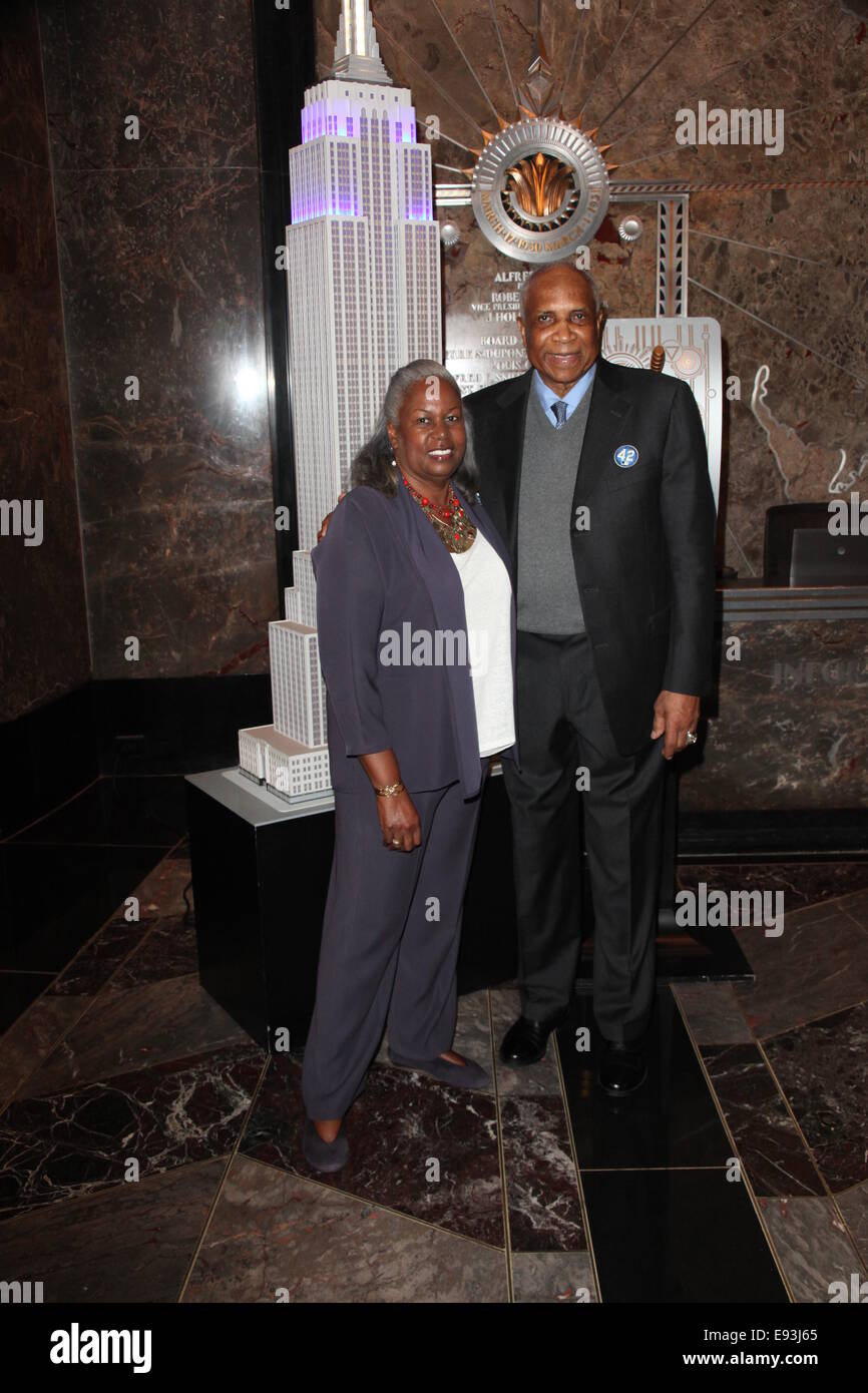 Baseball Hall of Famer Frank Robinson, Jackie Robinson la figlia Sharon Robinson e MLB della rete Harold Reyolds e Cliff Floyd luce l'Empire State Building Dodger blu in onore di Jackie Robinson Day con: Sharon Robinson,Frank Robinson dove: la città di New York, New York, Stati Uniti quando: 15 Apr 2014 Foto Stock Baseball Hall of Famer Frank Robinson, Jackie Robinson la figlia Sharon Robinson e MLB della rete Harold Reyolds e Cliff Floyd luce l'Empire State Building Dodger blu in onore di Jackie Robinson Day con: Sharon Robinson,Frank Robinson dove: la città di New York, New York, Stati Uniti quando: 15 Apr 2014 Foto Stock