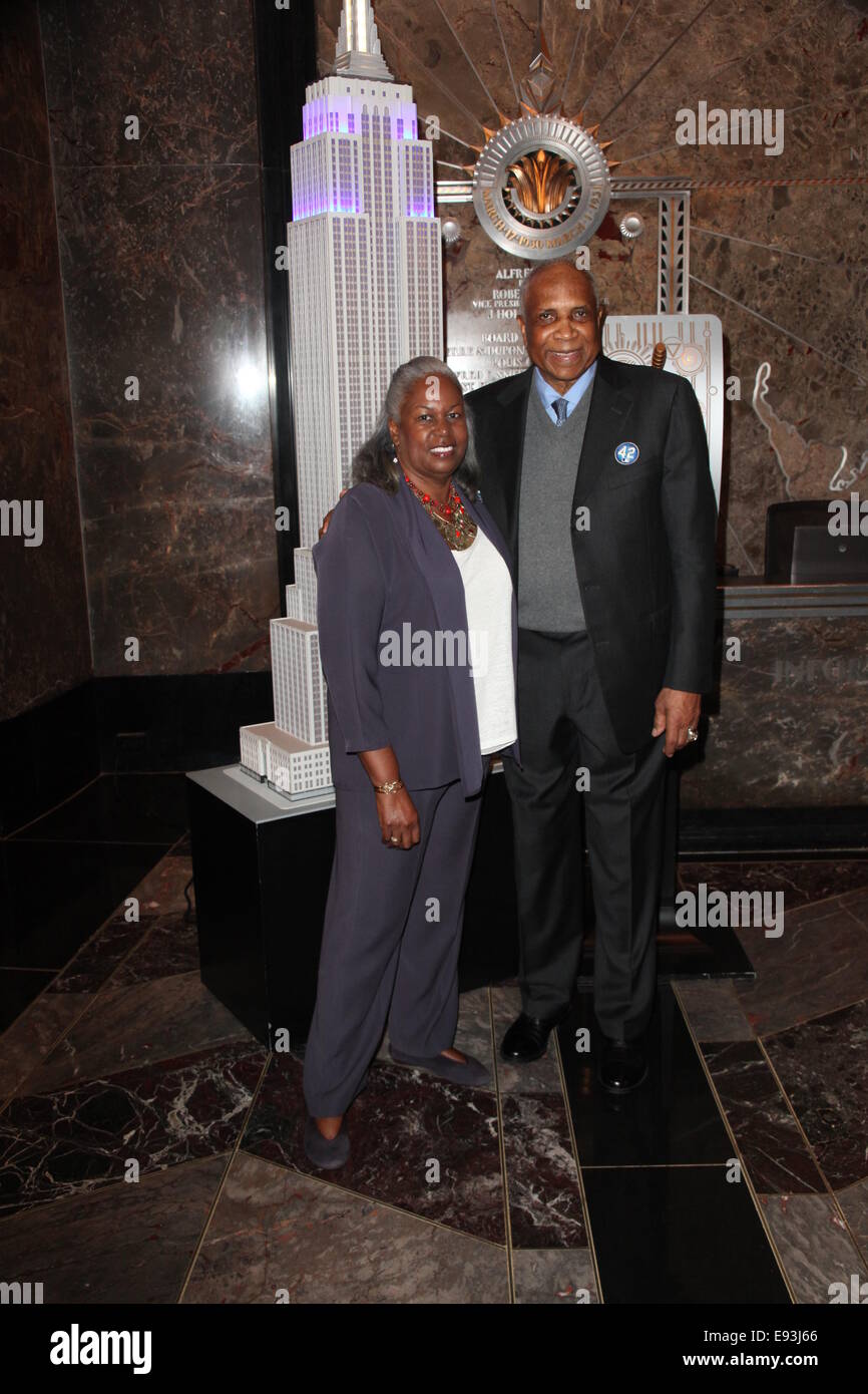 Baseball Hall of Famer Frank Robinson, Jackie Robinson la figlia Sharon Robinson e MLB della rete Harold Reyolds e Cliff Floyd luce l'Empire State Building Dodger blu in onore di Jackie Robinson Day con: Sharon Robinson,Frank Robinson dove: la città di New York, New York, Stati Uniti quando: 15 Apr 2014 Foto Stock Baseball Hall of Famer Frank Robinson, Jackie Robinson la figlia Sharon Robinson e MLB della rete Harold Reyolds e Cliff Floyd luce l'Empire State Building Dodger blu in onore di Jackie Robinson Day con: Sharon Robinson,Frank Robinson dove: la città di New York, New York, Stati Uniti quando: 15 Apr 2014 Foto Stock