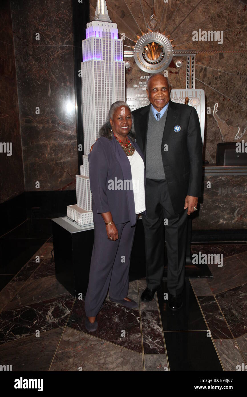 Baseball Hall of Famer Frank Robinson, Jackie Robinson la figlia Sharon Robinson e MLB della rete Harold Reyolds e Cliff Floyd luce l'Empire State Building Dodger blu in onore di Jackie Robinson Day con: Sharon Robinson,Frank Robinson dove: la città di New York, New York, Stati Uniti quando: 15 Apr 2014 Foto Stock Baseball Hall of Famer Frank Robinson, Jackie Robinson la figlia Sharon Robinson e MLB della rete Harold Reyolds e Cliff Floyd luce l'Empire State Building Dodger blu in onore di Jackie Robinson Day con: Sharon Robinson,Frank Robinson dove: la città di New York, New York, Stati Uniti quando: 15 Apr 2014 Foto Stock