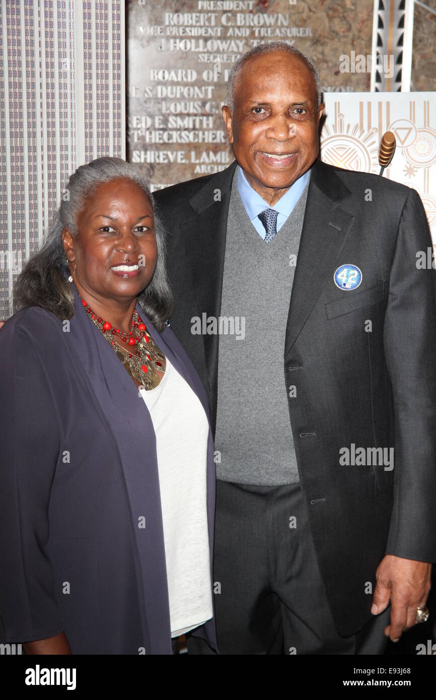 Baseball Hall of Famer Frank Robinson, Jackie Robinson la figlia Sharon Robinson e MLB della rete Harold Reyolds e Cliff Floyd luce l'Empire State Building Dodger blu in onore di Jackie Robinson Day con: Sharon Robinson,Frank Robinson dove: la città di New York, New York, Stati Uniti quando: 15 Apr 2014 Foto Stock Baseball Hall of Famer Frank Robinson, Jackie Robinson la figlia Sharon Robinson e MLB della rete Harold Reyolds e Cliff Floyd luce l'Empire State Building Dodger blu in onore di Jackie Robinson Day con: Sharon Robinson,Frank Robinson dove: la città di New York, New York, Stati Uniti quando: 15 Apr 2014 Foto Stock
