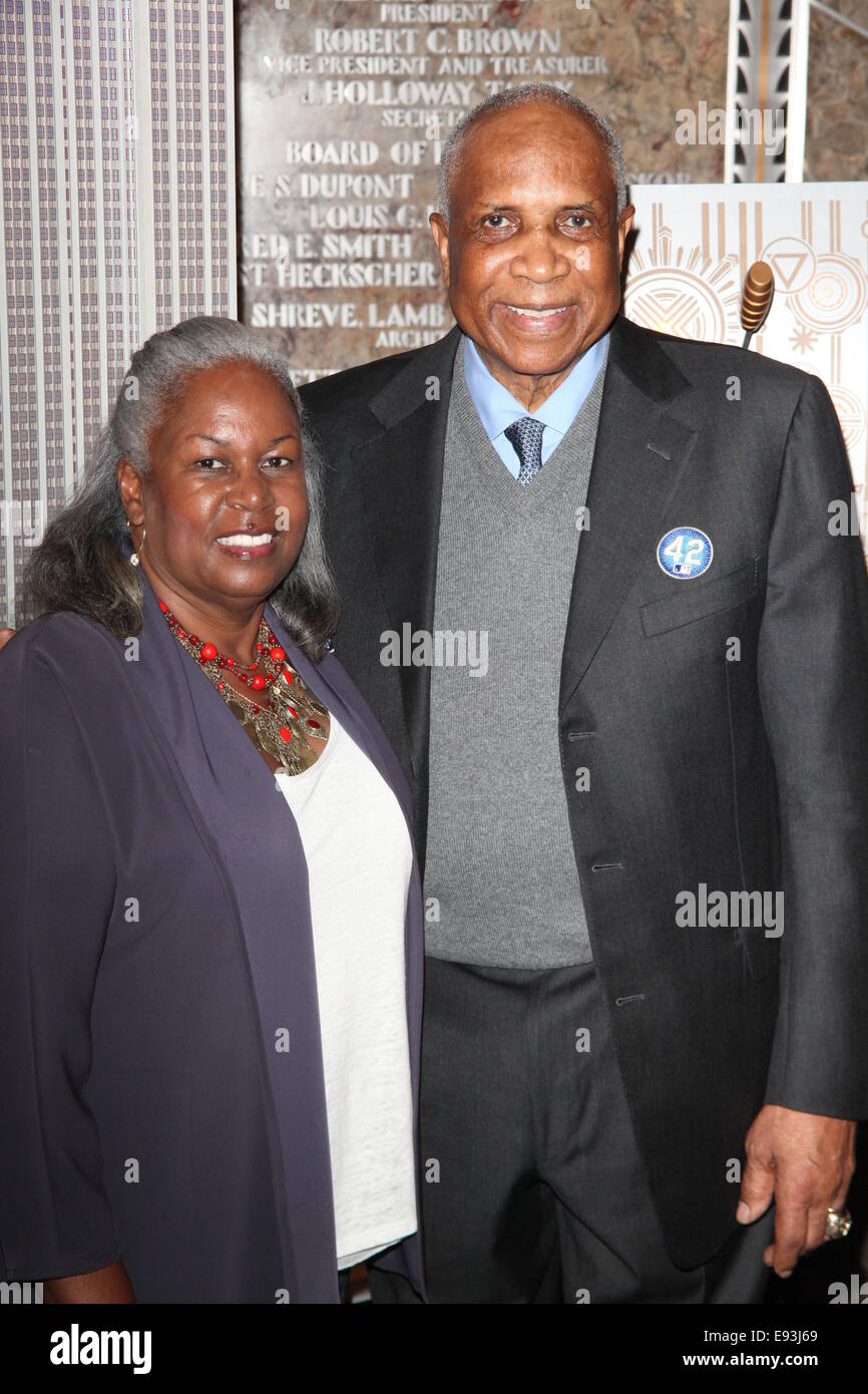 Baseball Hall of Famer Frank Robinson, Jackie Robinson la figlia Sharon Robinson e MLB della rete Harold Reyolds e Cliff Floyd luce l'Empire State Building Dodger blu in onore di Jackie Robinson Day con: Sharon Robinson,Frank Robinson dove: la città di New York, New York, Stati Uniti quando: 15 Apr 2014 Foto Stock Baseball Hall of Famer Frank Robinson, Jackie Robinson la figlia Sharon Robinson e MLB della rete Harold Reyolds e Cliff Floyd luce l'Empire State Building Dodger blu in onore di Jackie Robinson Day con: Sharon Robinson,Frank Robinson dove: la città di New York, New York, Stati Uniti quando: 15 Apr 2014 Foto Stock