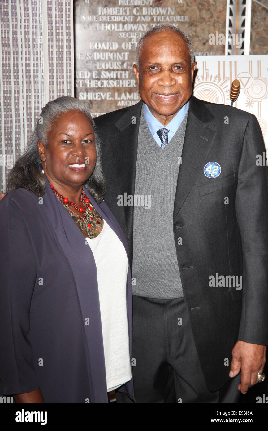 Baseball Hall of Famer Frank Robinson, Jackie Robinson la figlia Sharon Robinson e MLB della rete Harold Reyolds e Cliff Floyd luce l'Empire State Building Dodger blu in onore di Jackie Robinson Day con: Sharon Robinson,Frank Robinson dove: la città di New York, New York, Stati Uniti quando: 15 Apr 2014 Foto Stock Baseball Hall of Famer Frank Robinson, Jackie Robinson la figlia Sharon Robinson e MLB della rete Harold Reyolds e Cliff Floyd luce l'Empire State Building Dodger blu in onore di Jackie Robinson Day con: Sharon Robinson,Frank Robinson dove: la città di New York, New York, Stati Uniti quando: 15 Apr 2014 Foto Stock