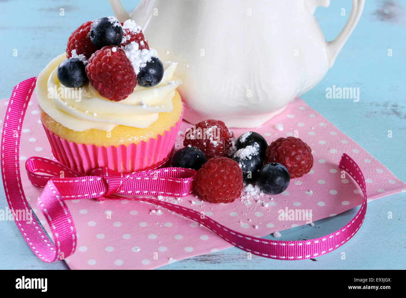 Deliziosa tortina con bacche e vintage sugar bowl sul retro aqua blue shabby chic tabella Foto Stock