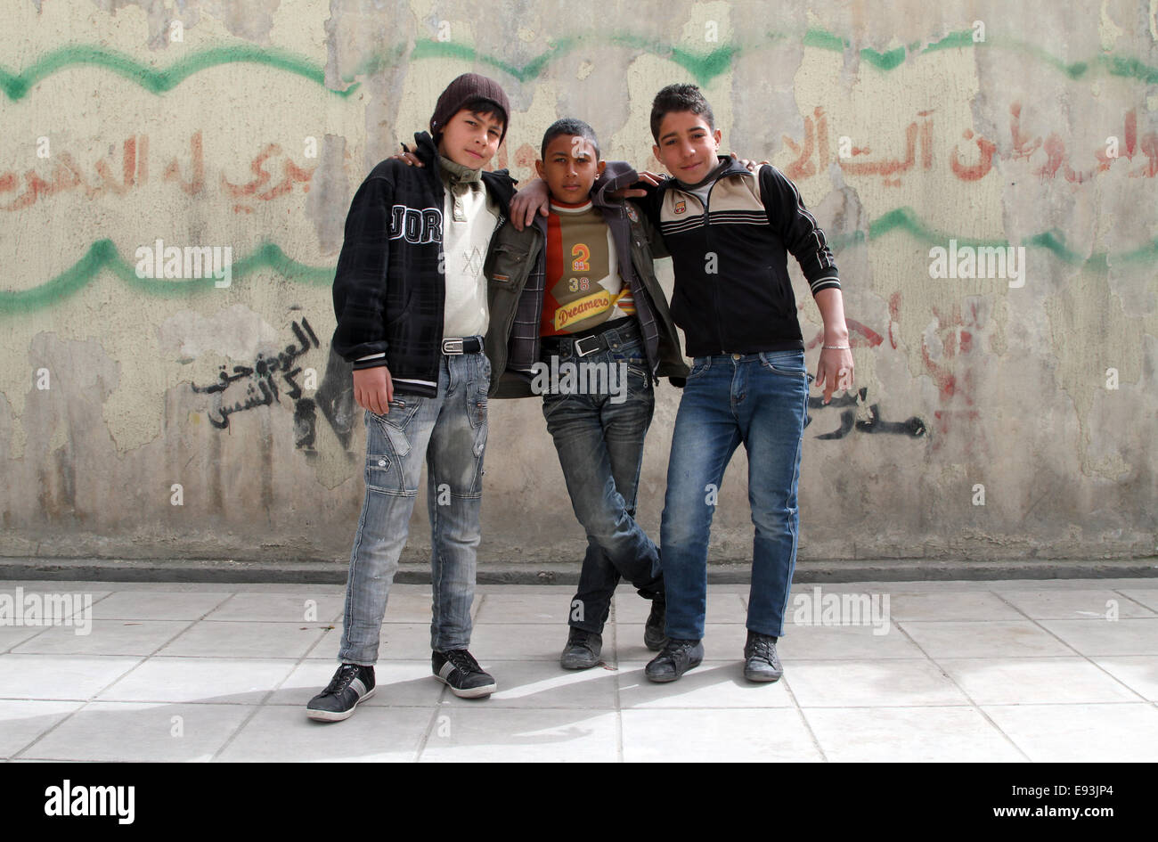 Un gruppo di ragazzi al di fuori delle ragazze elementari' School n. 2 in Irbid campo profughi palestinese nel nord della Giordania Foto Stock