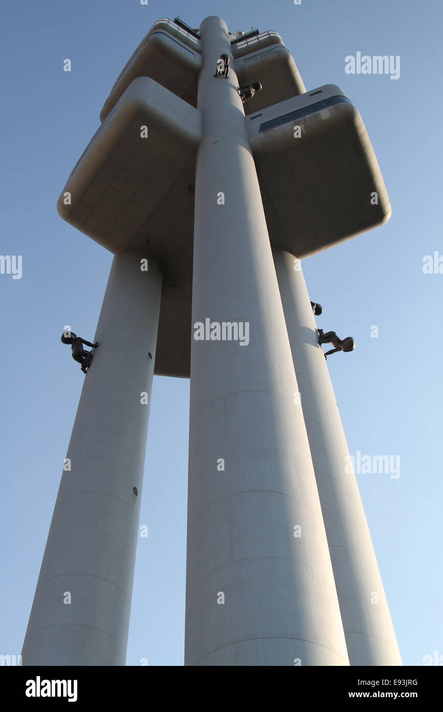 David Černý's Miminka neonati salire sulla torre della TV di Žižkov a Praga, Repubblica Ceca Foto Stock