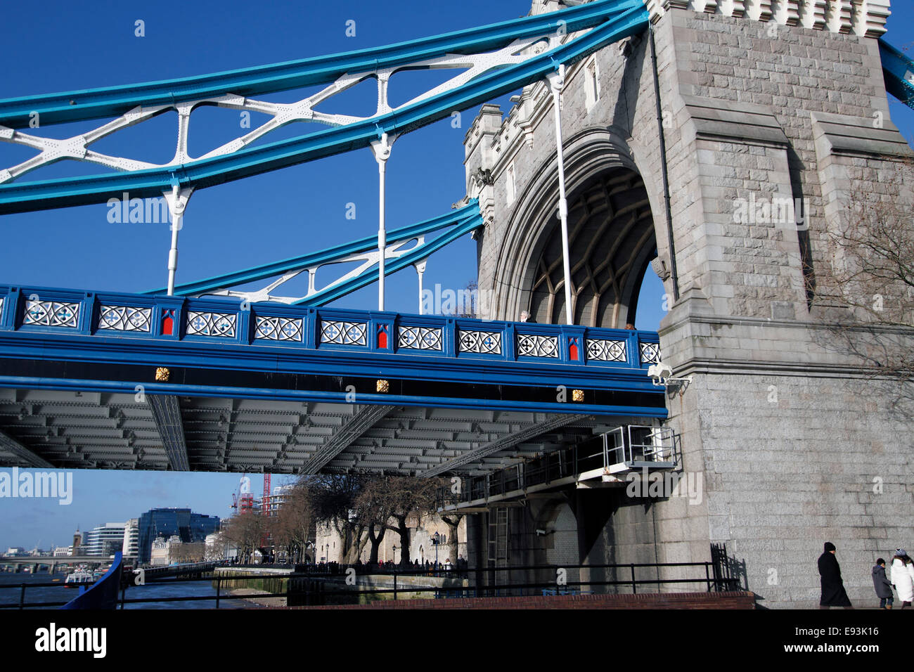 Il Tower Bridge SE1, Tower Bridge (costruito 1886-1894) è un bilico combinato e ponte di sospensione a Londra, oltre il Fiume Tamigi. Foto Stock