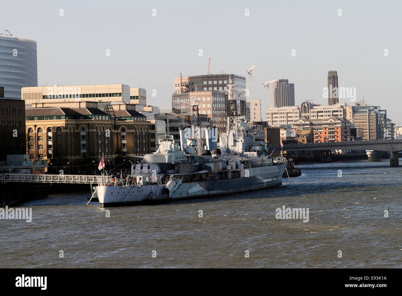 HMS Belfast ormeggiate vicino al Tower Bridge SE1, lanciato nel marzo 1938 HMS Belfast è l'ultimo British Royal Navy l'ultimo superstite c Foto Stock