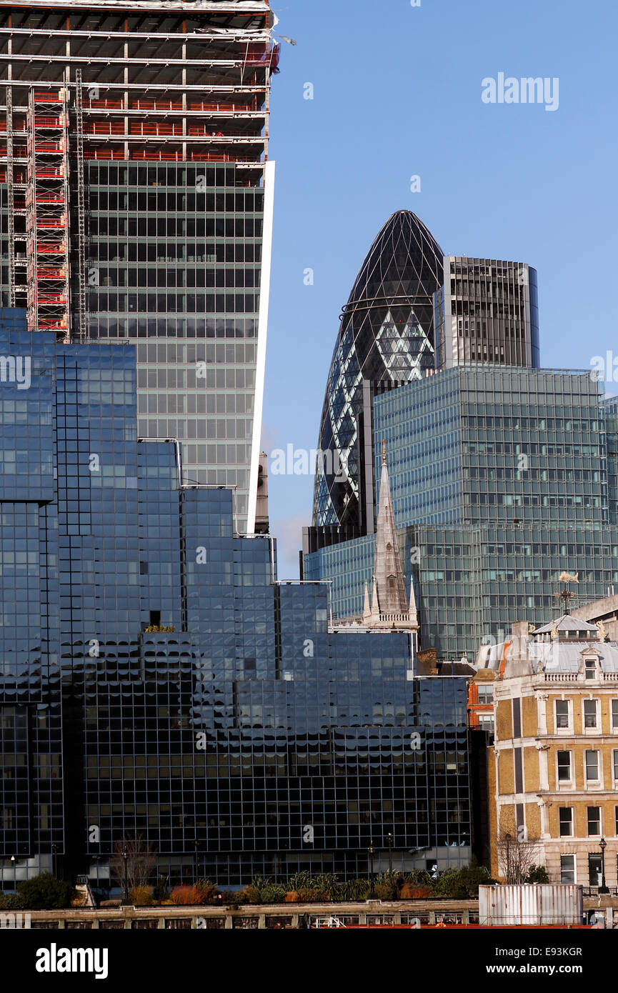 30 St Mary Axe (ampiamente Noto informalmente come il cetriolino e precedentemente come la Swiss Re Building) è un grattacielo commerciale a Londra nel principale quartiere finanziario della City di Londra. Essa è stata completata nel mese di dicembre 2003 e aperto nel mese di aprile 2004. Con 41 piani, è a 180 metri (591 ft) di altezza e sorge sul vecchio sito del Baltic Exchange, Foto Stock