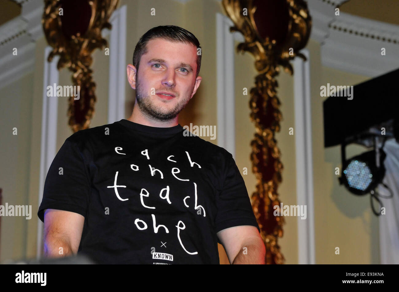 Belfast, Irlanda del Nord. 18 ott 2014 - "piano B" (vero nome Benjamin Paolo Ballance-Drew, o ben Drew) durante un workshop nell'industria musicale. Credito: Stephen Barnes/Alamy Live News Foto Stock