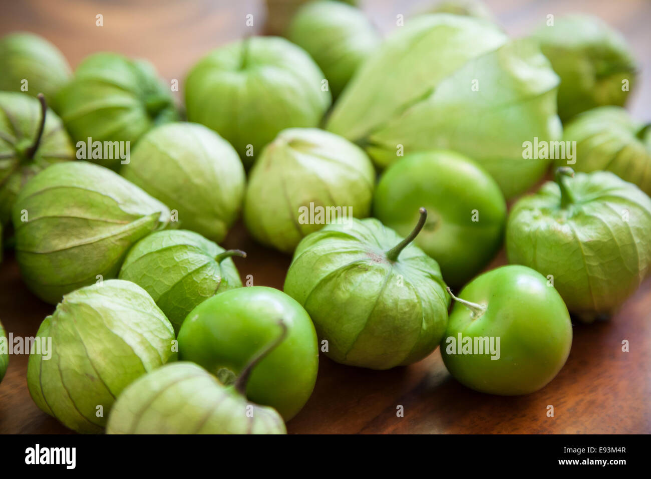 Tomatillos fresco su un vassoio in legno Foto Stock