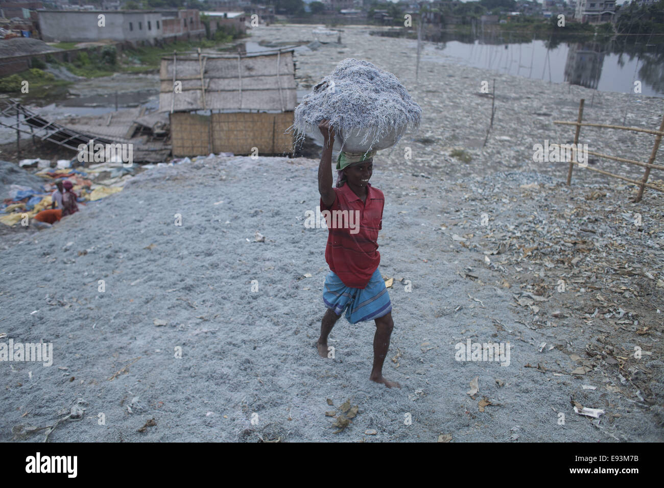 Dacca in Bangladesh. Xviii oct, 2014. Un lavoratore in una fabbrica di conceria in Hazaribagh. Dhaka's area Hazaribagh, ampiamente conosciuto per la sua industria di conceria, è stato elencato come uno dei dieci migliori luoghi inquinati sulla terra con 270 concerie registrati in Bangladesh e intorno al 90-95 percento sono situati in corrispondenza di Hazaribagh impiegando 8.000 a 12.000 persone. La produzione di cuoio include molte operazioni con diverse esposizioni, che possono essere dannose per la salute dei lavoratori e in particolare essere cancerogeno © Zakir Hossain Chowdhury/ZUMA filo/Alamy Live News Foto Stock