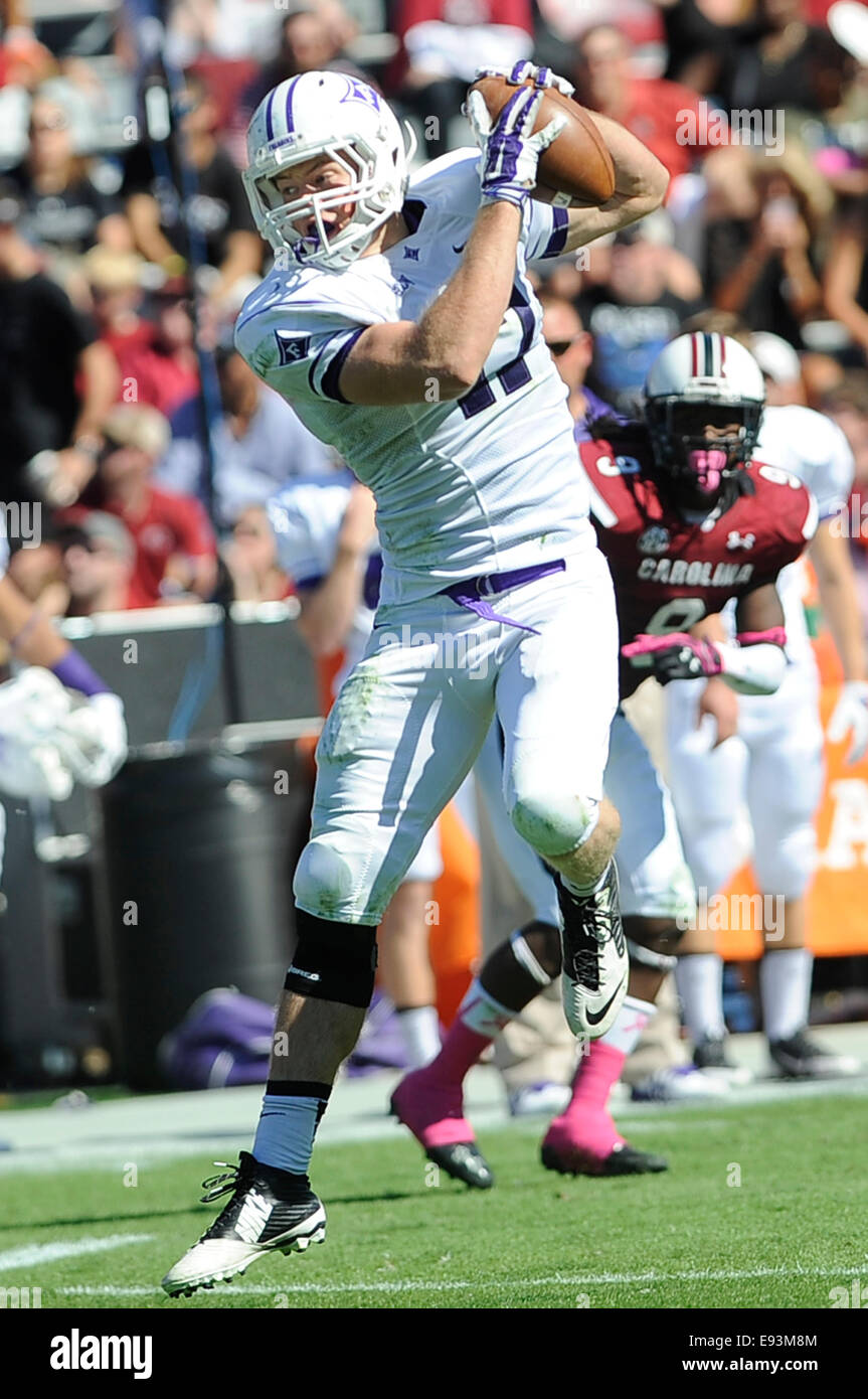 Ottobre 18, 2014 - Columbia nella Carolina del Sud, Stati Uniti d'America -.Furman stretto fine Duncan Fletcher (17) compie una cattura durante la partita di calcio tra la Furman University paladini e la University of South Carolina Gamecocks a Williams-Bryce Stadium di Columbia, nella Carolina del Sud. Foto Stock