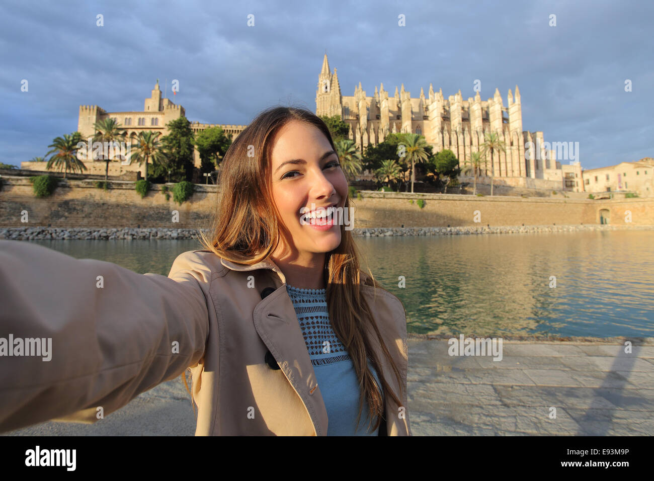 Donna turistica fotografando un selfie in Palma de Mallorca cattedrale in vacanza Foto Stock