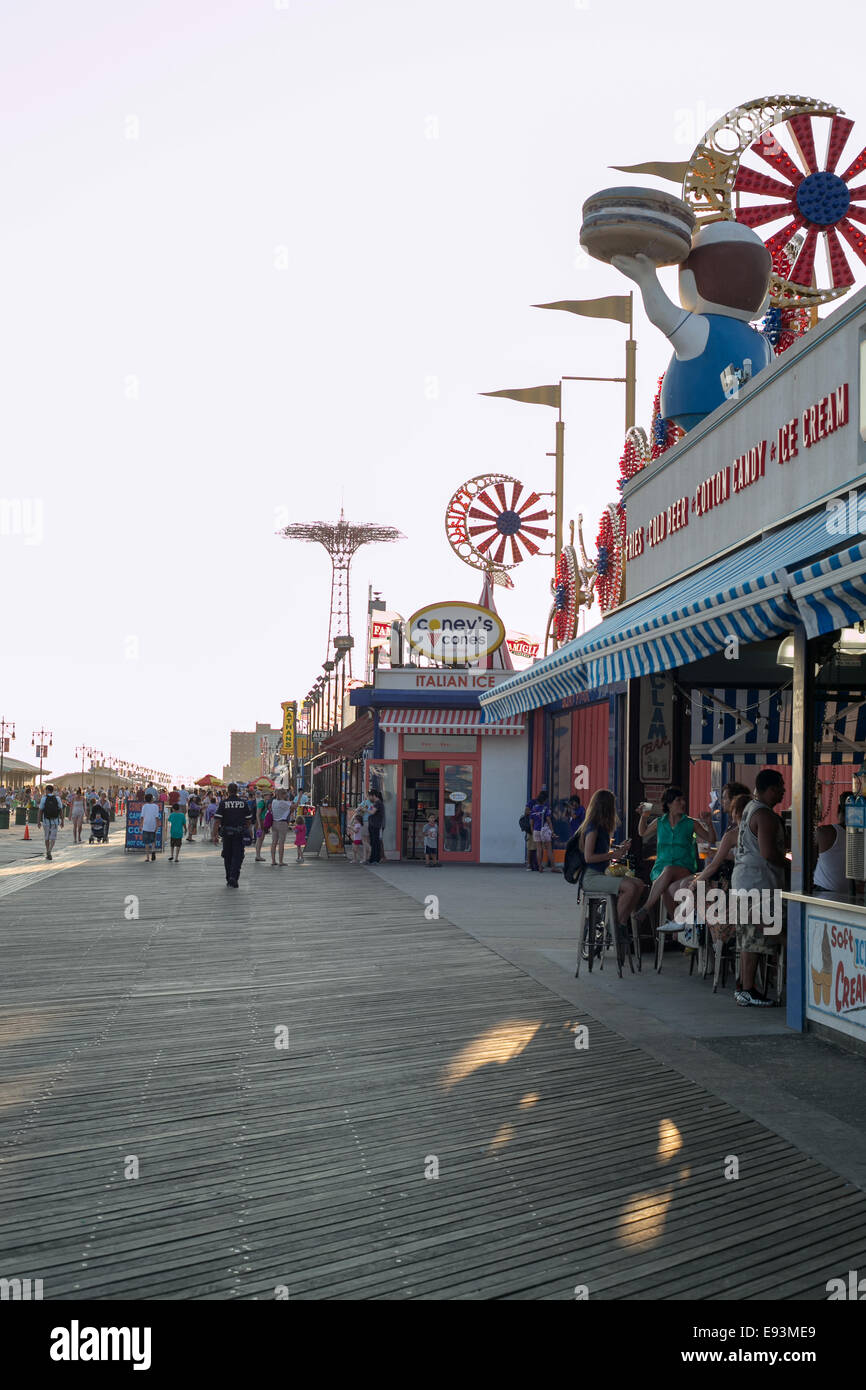 Il Boardwalk a Coney Island, Brooklyn, New York. Foto Stock