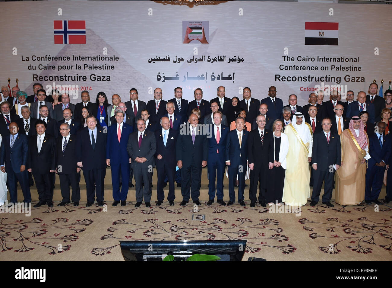 Stati Uniti Il segretario di Stato John Kerry si unisce ai partecipanti per una foto di gruppo in mezzo alla striscia di Gaza conferenza dei donatori organizzata da Egitto e Norvegia al Cairo, in Egitto, il 12 ottobre 2014. Foto Stock