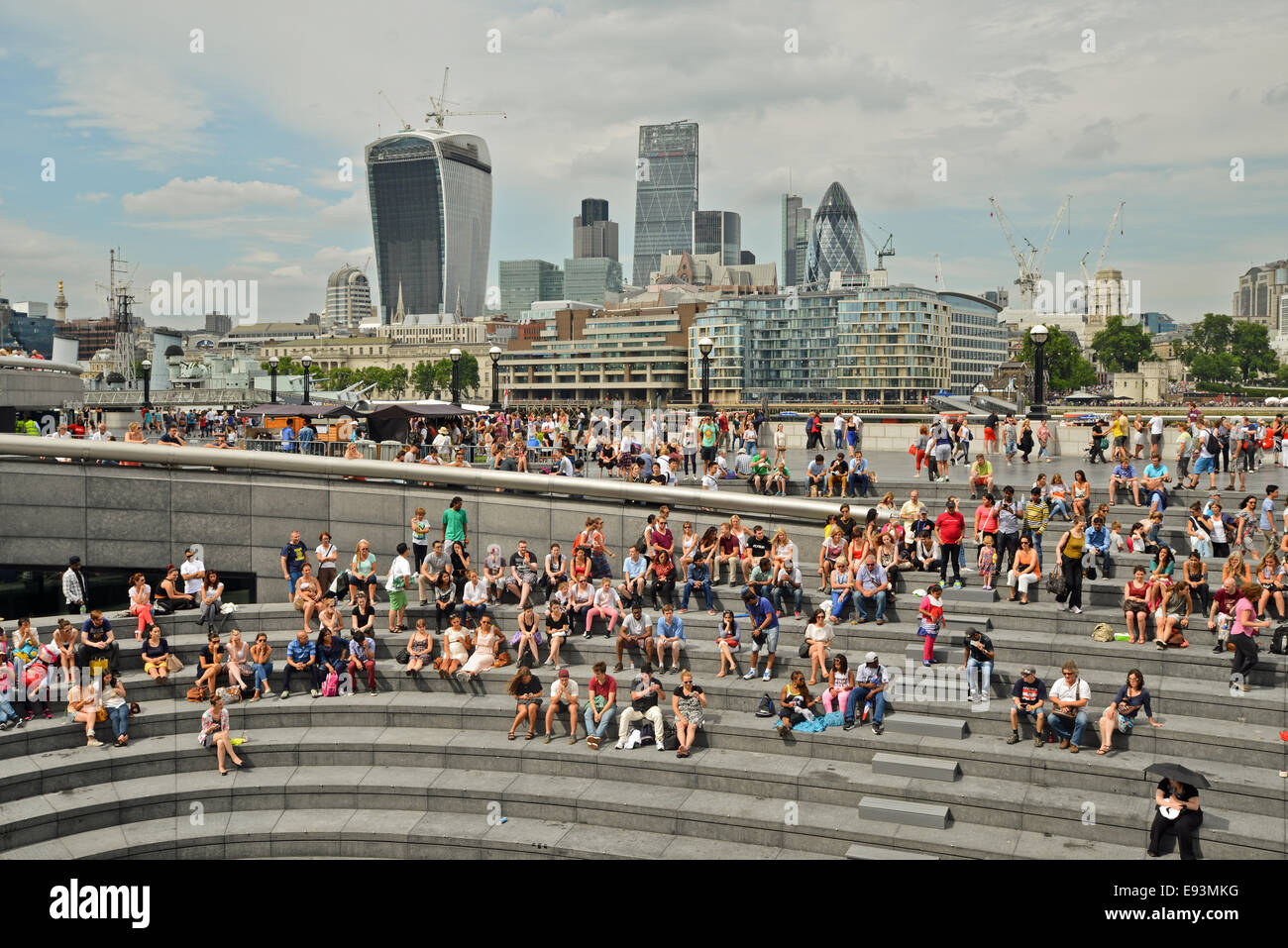 La gente lungo gli argini del fiume Tamigi a Southwark London Regno Unito Foto Stock