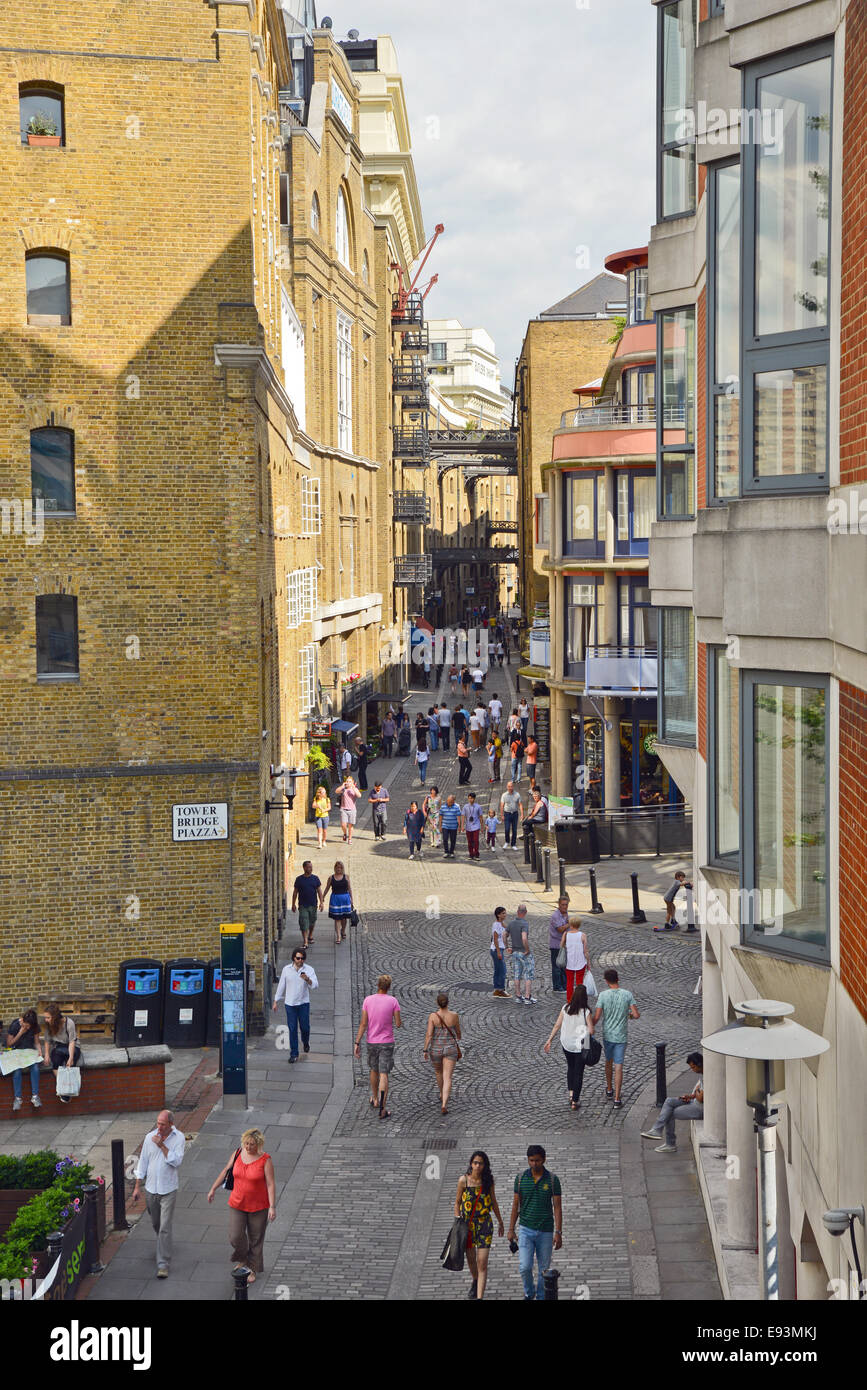 Street View di turista a Southwark London REGNO UNITO Foto Stock