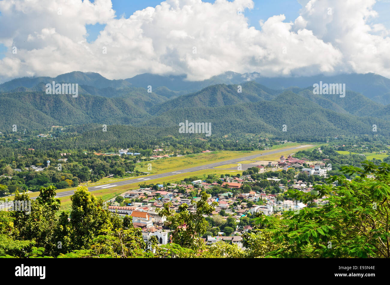 Paesaggio ad alto angolo di visione della città nella valle di Mae Hong Son provincia, Thailandia Foto Stock
